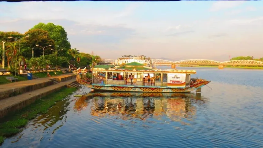 hue boat tour