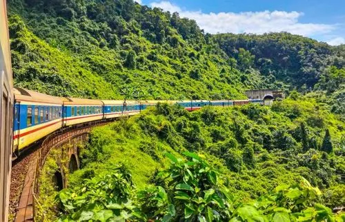 hai van pass train