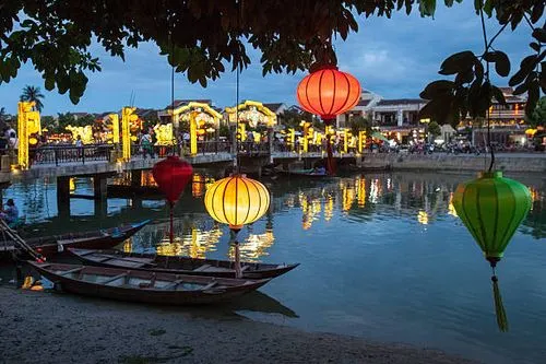 hoi an lanterns river
