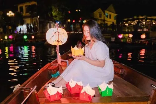 hoi an lanterns river
