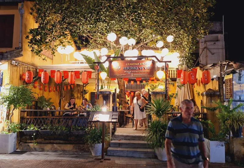 Ultimate Guide to Nightlife in Hoi An Ancient Town: Markets, Lanterns & Unique Night Experiences 2 hoi an nightlife