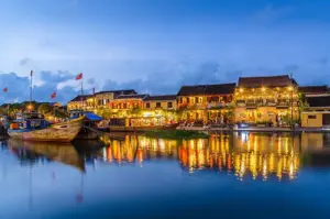 hoi an reflektiert im fluss bei sonnenuntergang