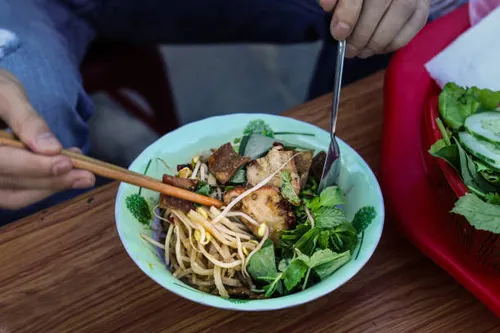 Where to Eat Hoi An Noodles: Authentic Cao Lau and Mi Quang Guide 5 hoi an noodle