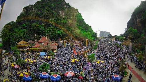 Visitor Guide to Quan Am Pagoda in Hoi An: History, Architecture, Rituals & Travel Tips 4 le hoi 1
