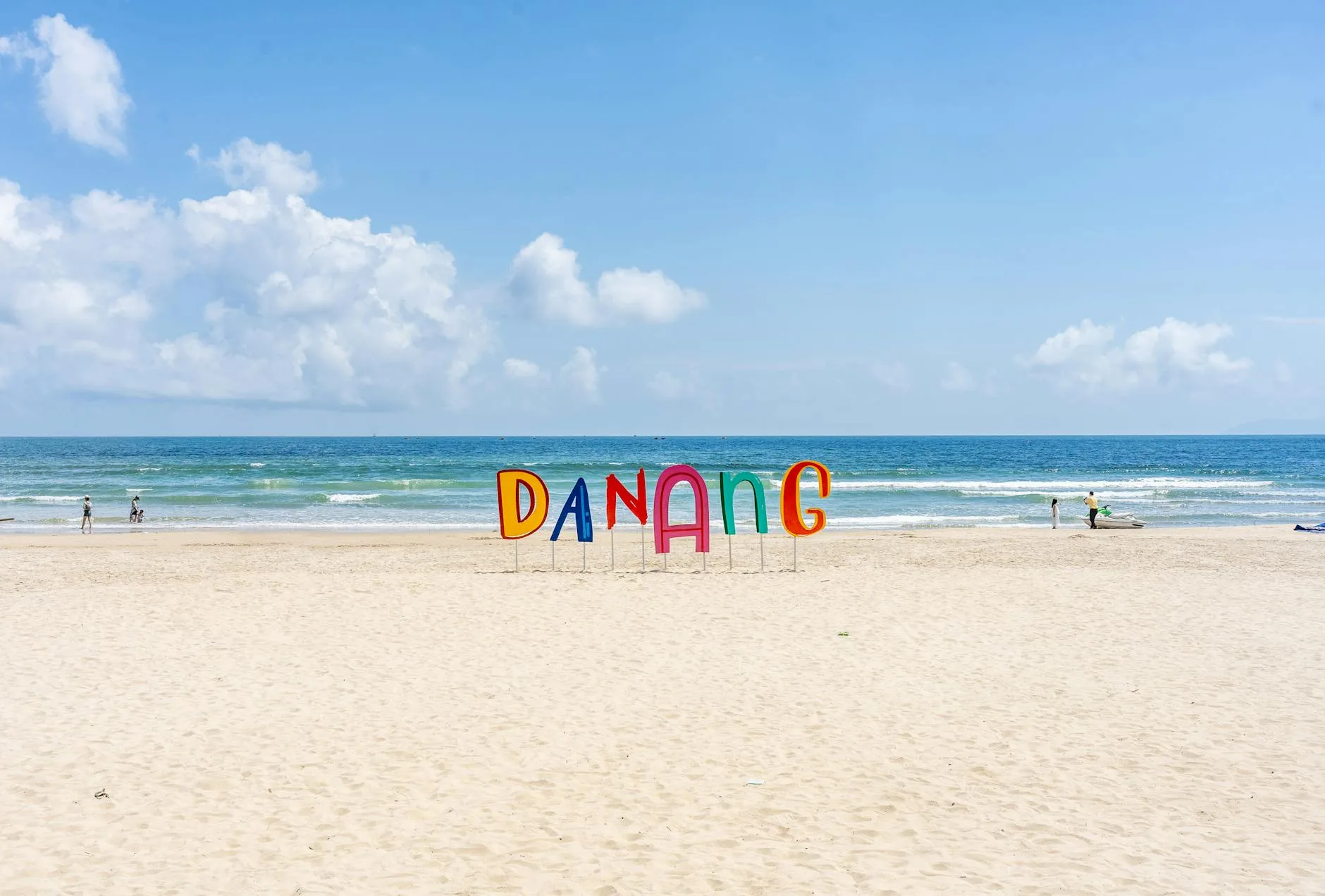 Hoi An or Da Nang for Families: Which Should You Base In? (2026) 1 A wide Da Nang beach, calm in the morning for families