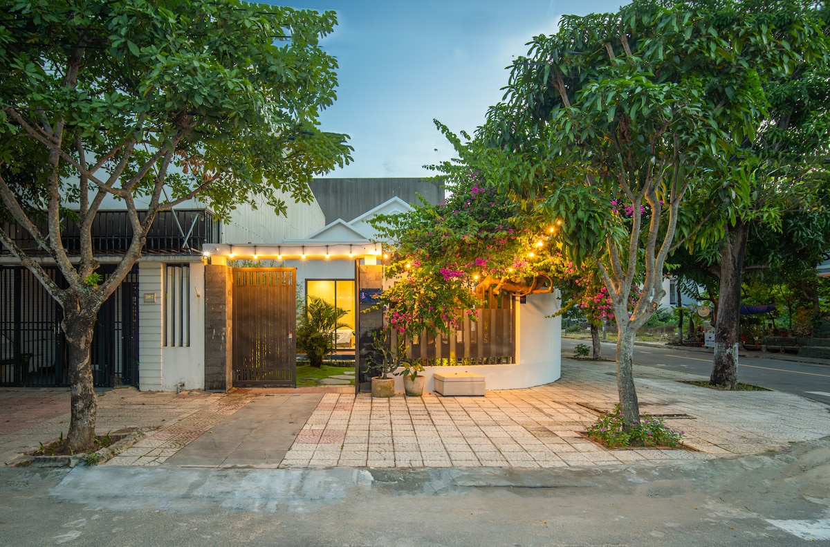 Da Nang Family Villa: A Safe, Private Beach Base Near the Marble Mountains (2026) 1 A marble king suite inside La Marble Da Nang family villa